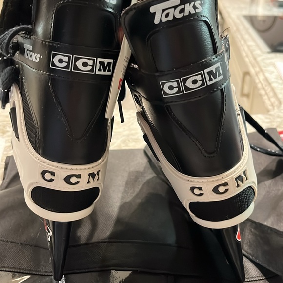 DONATED. Not for Sale.
NWT CCM Pro 3 Lite Ice Skates Size 3-1/2 - Picture 7 of 9